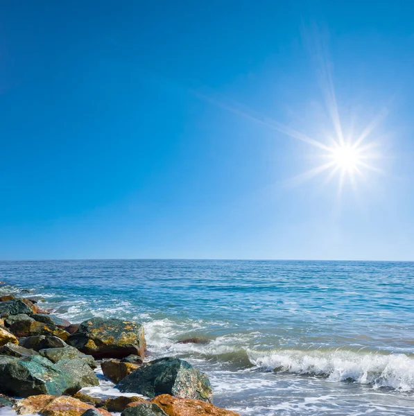 Güneşli Günde Vawes Ile Taşlı Deniz Koyunda — Stok fotoğraf