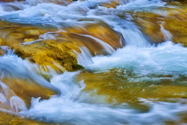 Primer Plano Pequeña Cascada Río Montaña Corriendo Través Del Cañón —  Fotos de Stock