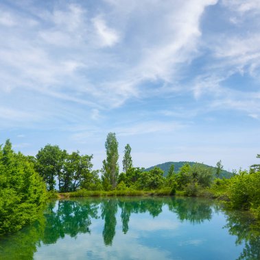 Dağ vadisinde küçük bir göl