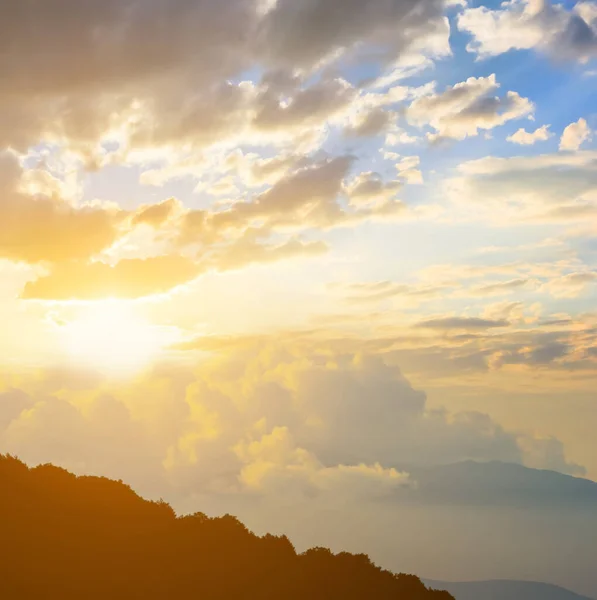 Monte Silhueta Inclinação Nas Nuvens Densas Por Sol Fundo Natural — Fotografia de Stock