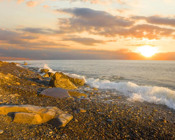 Stenig Zee Strand Bij Zonsopgang — Stockfoto