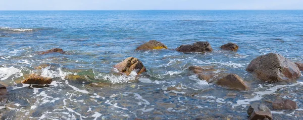 Costa Mar Com Pedras Água Fundo Livre Verão — Fotografia de Stock