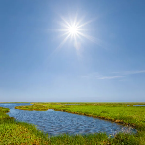 Pequeño Lago Azul Entre Las Praderas Bajo Sol Brillante —  Fotos de Stock