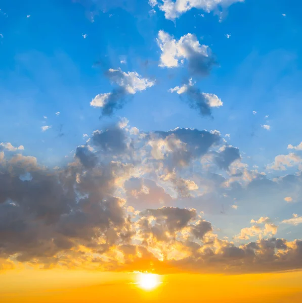 Dramatischer Sonnenuntergang Auf Blauem Bewölkten Himmel Hintergrund Natürliche Abendhimmel Szene — Stockfoto