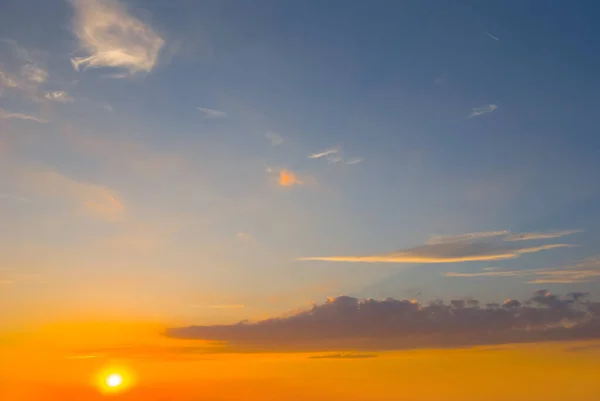 Dramatische Zonsondergang Blauwe Bewolkte Hemel Achtergrond Natuurlijke Avond Hemel Scene — Stockfoto