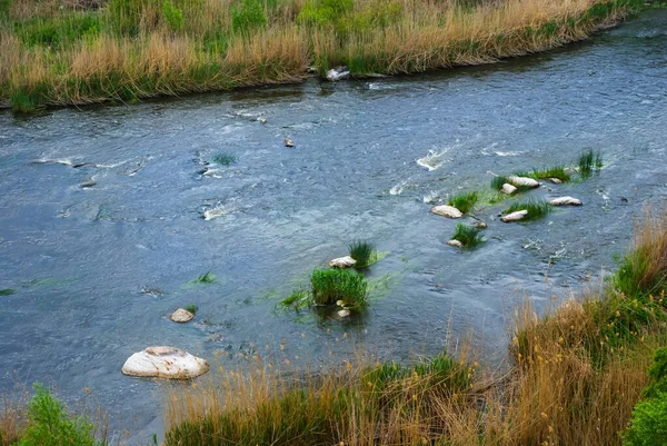 Rio Correndo Entre Colinas Verdes Verão Livre Cena Natural — Fotografia de Stock