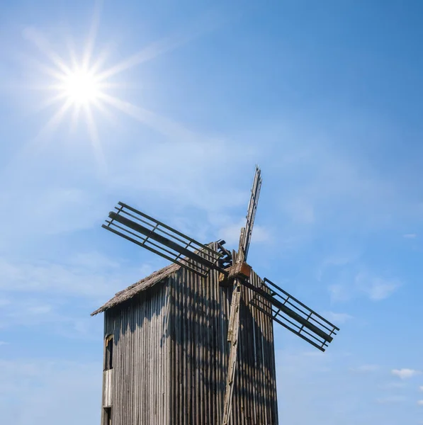 Nahaufnahme Weinmühle Auf Sonnigem Himmel Hintergrund Historische Authentische Szene — Stockfoto