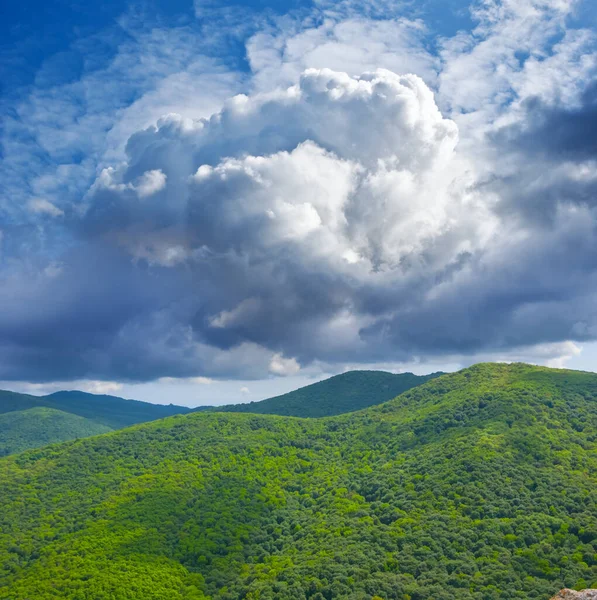 Zöld Hegylánc Alatt Sűrű Felhős — Stock Fotó