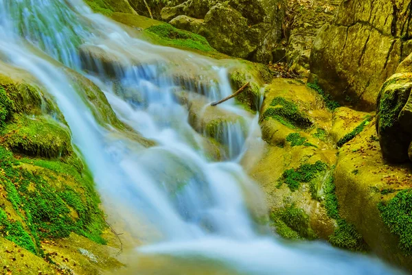 Крупный План Горный Речной Поток Мчащийся Камням Природные Горные Пейзажи — стоковое фото