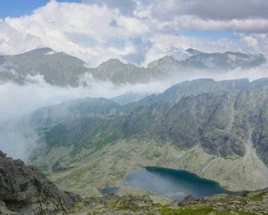 Yoğun bulutlarda dağ zinciri, doğal seyahat sahnesi