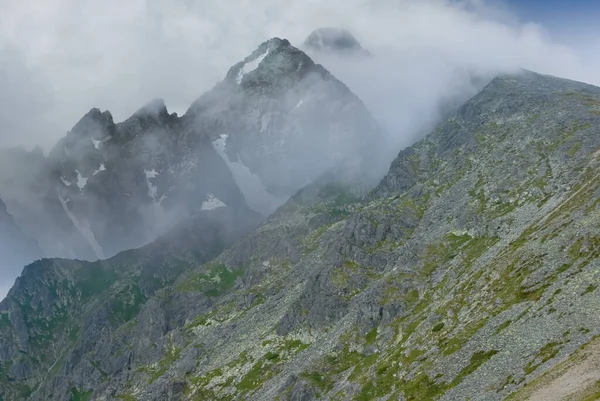 Łańcuch Górski Gęstych Chmurach Naturalna Scena Turystyczna — Zdjęcie stockowe