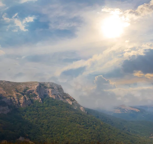 Acantilado Montaña Luz Del Sol Brillante —  Fotos de Stock