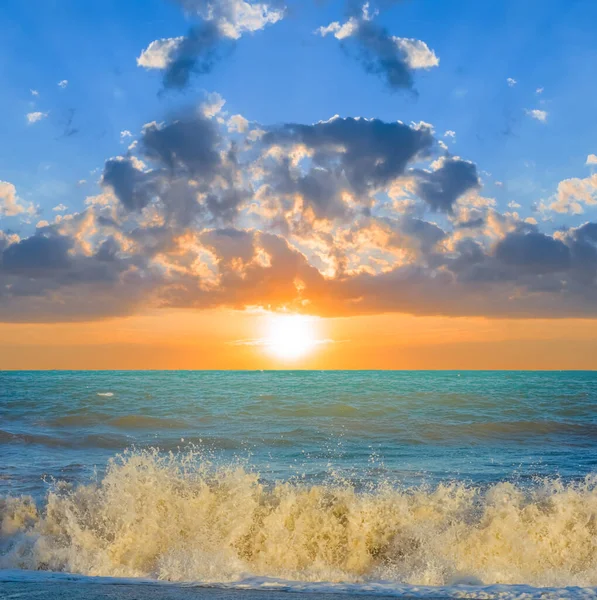 Burzliwe Wybrzeże Morskie Zachodzie Słońca — Zdjęcie stockowe