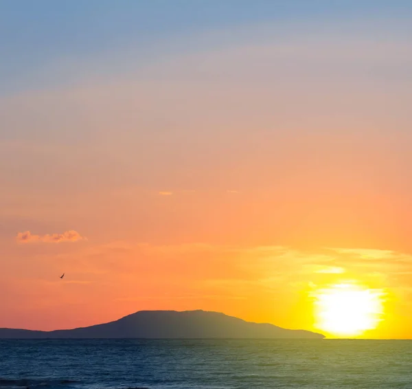 Rustige Zee Baai Bij Zonsopgang — Stockfoto