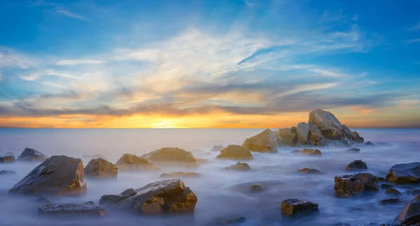 Quiet Sea Bay Coas Stones Early Morning Long Exposure Scene — Stock Photo, Image