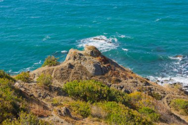 Kayalık zümrüt deniz kıyısı, yaz deniz manzarası
