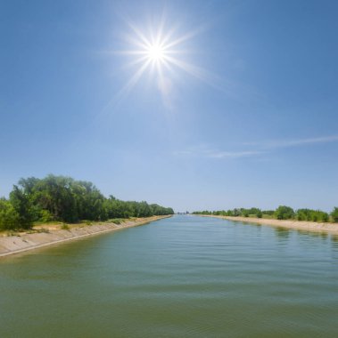 Güneşli günde sulama kanalı