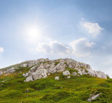 Güneşli bir günde yeşil dağ vadisi, doğal seyahat geçmişi.