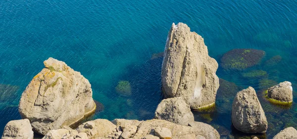 Emerald Sea Bay Huge Stones Coast Summer Sea Scene — Stock Photo, Image