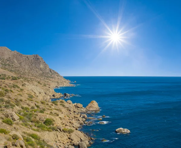 Bahía Mar Con Costa Pedregosa Día Soleado — Foto de Stock