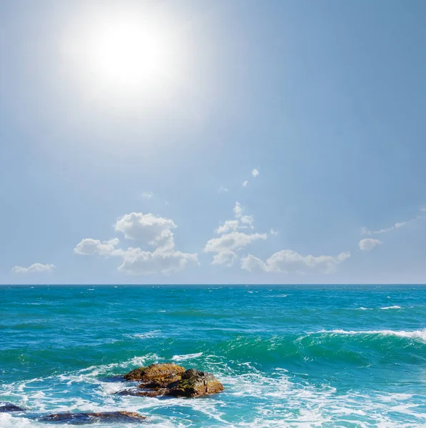 Szmaragdowa Burzliwa Zatoka Morska Słoneczny Dzień — Zdjęcie stockowe