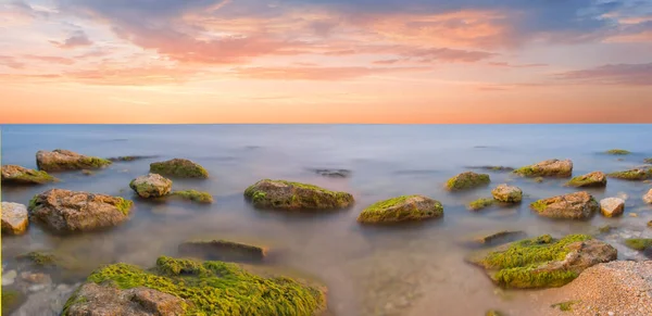 静谧的石质海岸在壮观的落日下 夏日的海景 — 图库照片