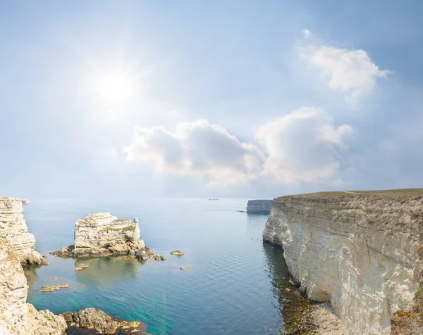 Güneşli Bir Günde Taşlı Sahilli Deniz Koyunda — Stok fotoğraf