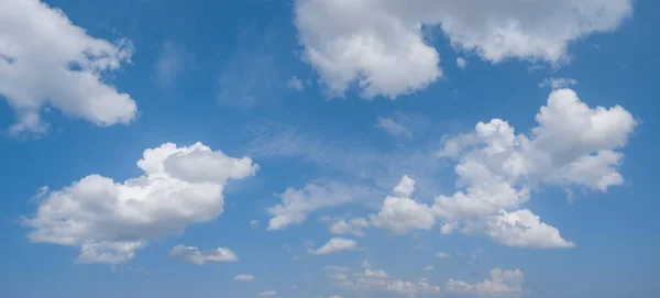 Hell Blau Bewölkt Himmel Hintergrund — Stockfoto