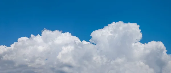 Biru Cerah Langit Berawan Latar Belakang — Stok Foto