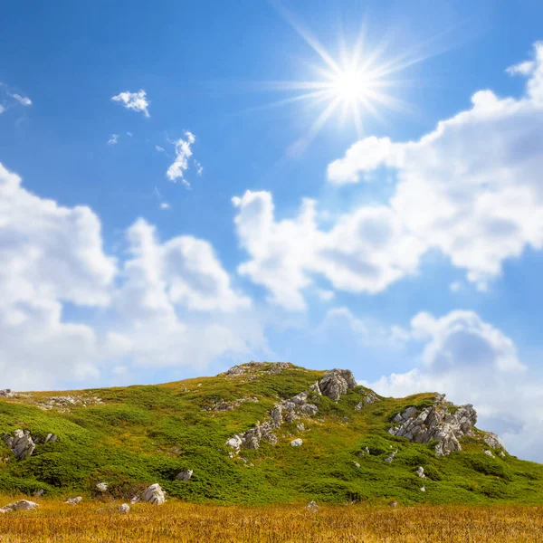 Groene Bergvallei Zonnige Dag Natuurlijke Reisachtergrond — Stockfoto