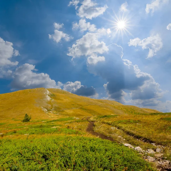 Grön Bergsdal Solig Dag Naturliga Resor Bakgrund — Stockfoto