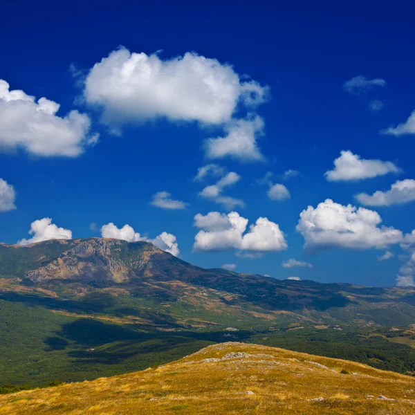 曇り空の下の緑の山の谷アウトドア旅行シーン — ストック写真