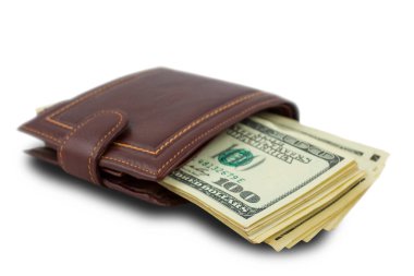 Beyaz arka planda izole edilmiş kağıt dolar dolu deri çanta.