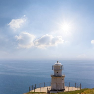 Güneşli bir günde deniz feneri
