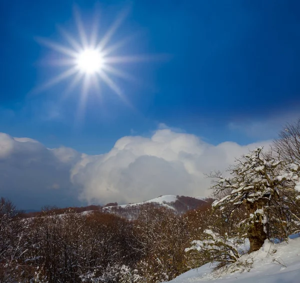 Invierno Nevado Monte Pendiente Densas Nubes Día Soleado — Foto de Stock