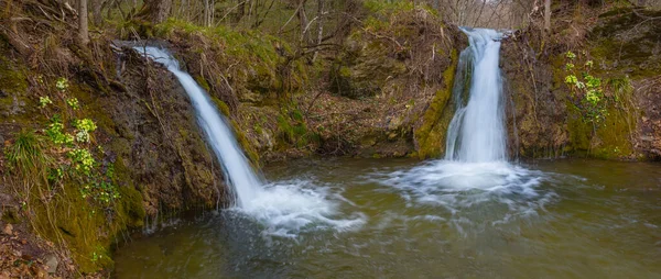 Небольшой Водопад Горной Реке Падает Бассейн — стоковое фото