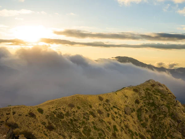 Gün batımında yoğun siste dağ sırtı