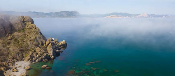 Baie Mer Émeraude Avec Côte Rocheuse Dans Brume Scène Mer — Photo