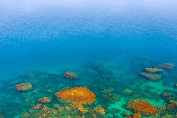 Bahía Mar Esmeralda Con Costa Pedregosa — Foto de Stock