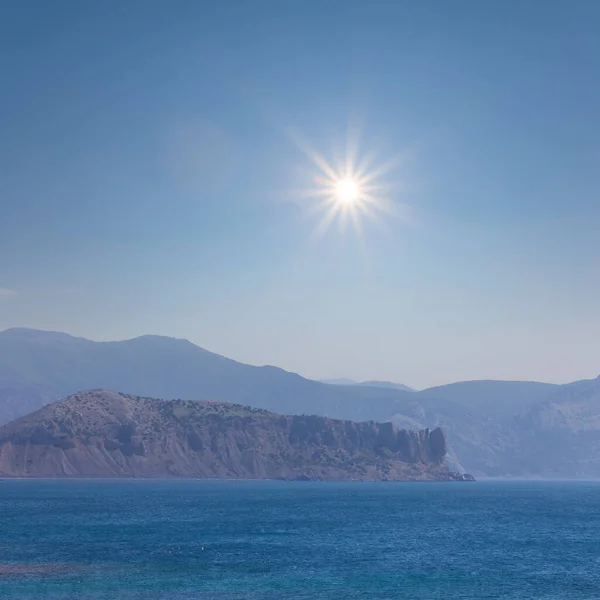 Güneşli Bir Günde Kayalık Sahilli Zümrüt Deniz Koyunda — Stok fotoğraf