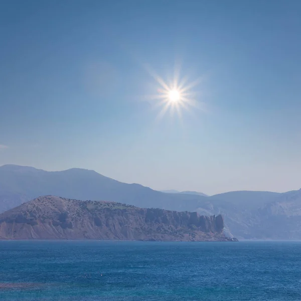 Smaragd Baai Met Rotsachtige Kust Zonnige Dag — Stockfoto