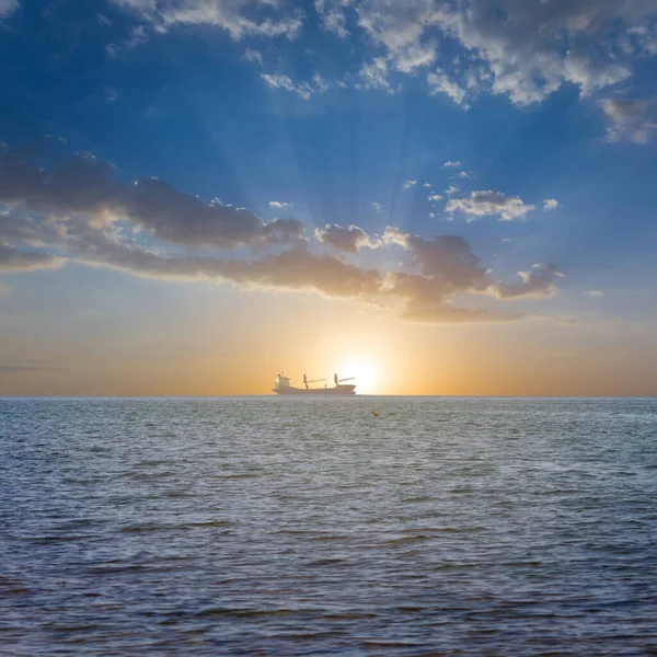 Ensam Last Fartyg Siluett Fjärran Havet Vid Solnedgången — Stockfoto