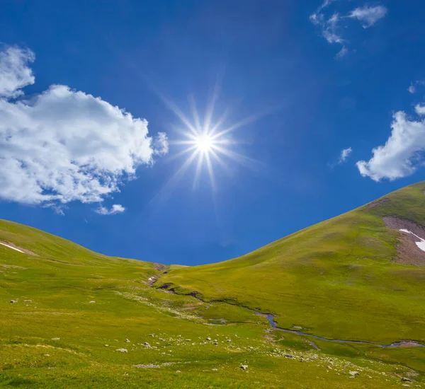 輝く太陽の下を通る緑の山 — ストック写真