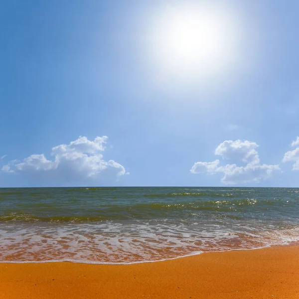 Praia Mar Arenoso Sob Sol Cintilante Céu Nublado Verão Mar — Fotografia de Stock