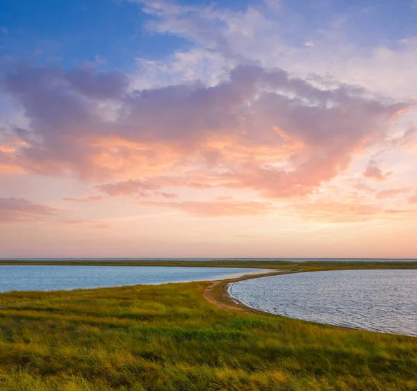 Kleiner See Inmitten Grüner Prärie Abend — Stockfoto