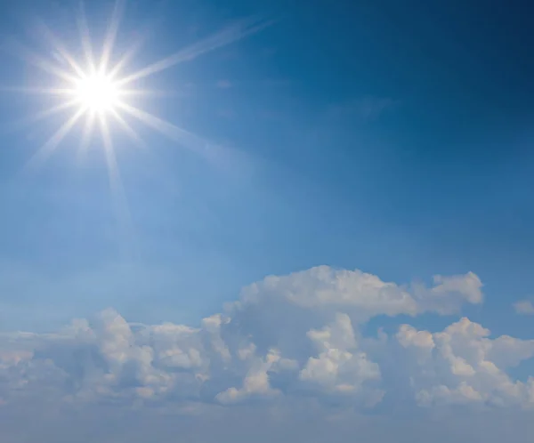 Sol Brillante Sobre Fondo Azul Cielo Nublado — Foto de Stock