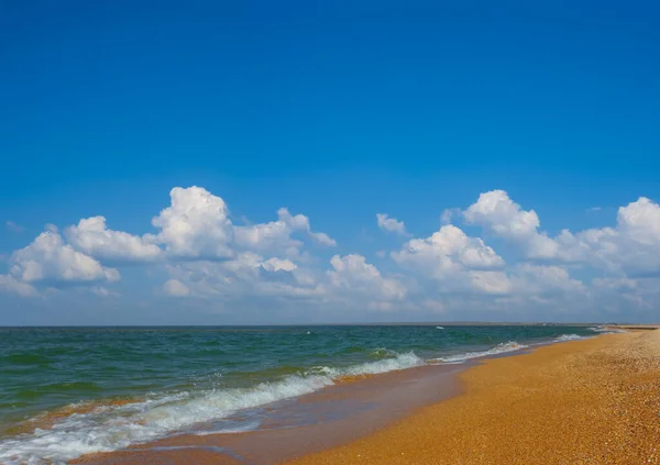 Spiaggia Mare Sabbioso Sotto Cielo Nuvoloso Vacanza Mare Estiva Scena — Foto Stock