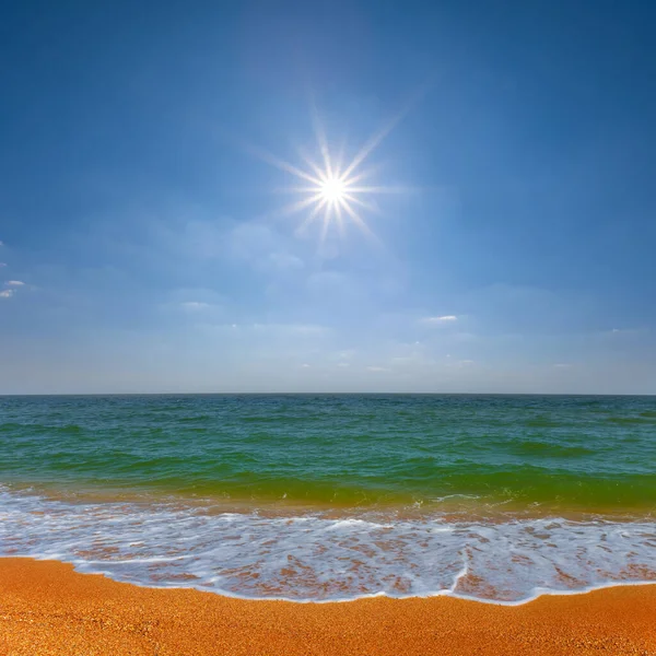 Sandstrand Glittrande Sol Molnig Himmel Sommar Hav Semester Naturlig Scen — Stockfoto