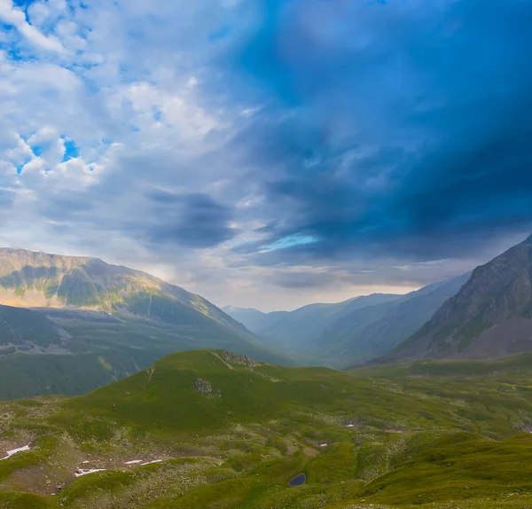 Grön Berg Dal Tät Molnig Himmel Naturliga Resor Bakgrund — Stockfoto