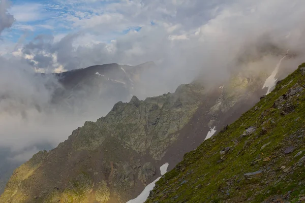 Гірський Хребет Густому Тумані Хмарах Фон Гірських Подорожей — стокове фото